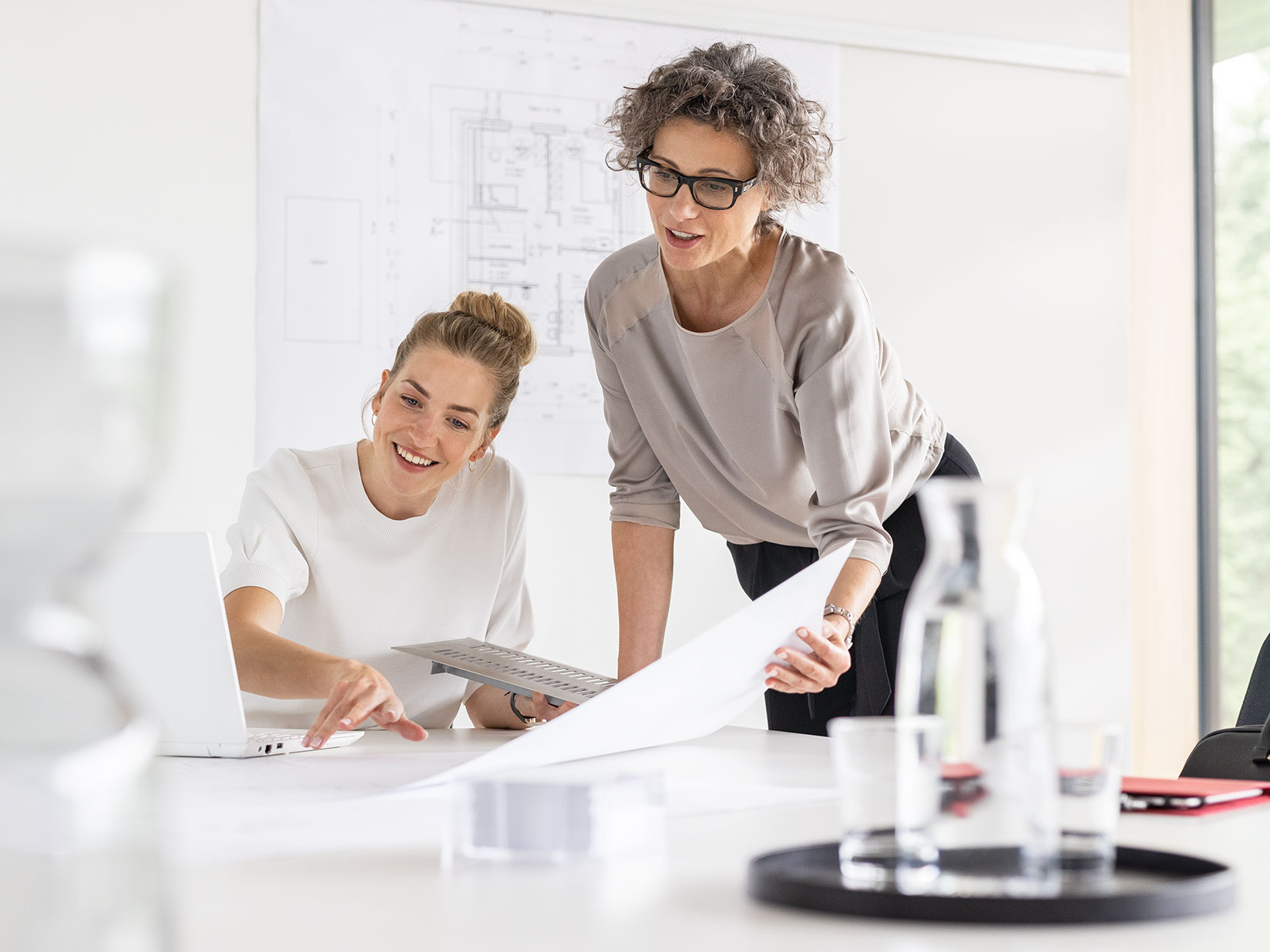 Zwei Frauen planen eine Projekt am Schreibtisch